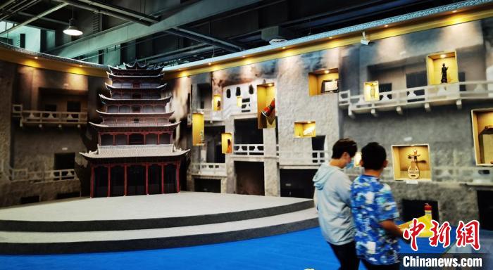 該展覽還借助科技手段，復(fù)原“藏經(jīng)洞”場(chǎng)景，將莫高窟“搬進(jìn)”展廳?！《∷?攝