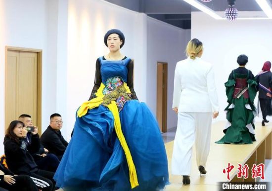 東鄉(xiāng)繡娘在T臺走秀?！「哒?攝