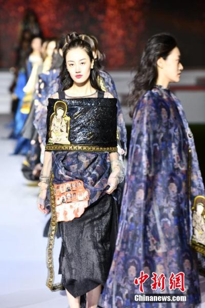 圖為敦煌服裝秀展示。 殷春永 攝