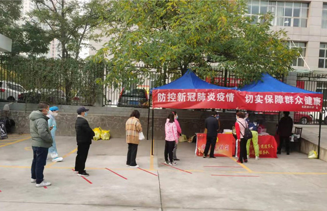 城關(guān)區(qū)紀(jì)委監(jiān)委各監(jiān)督檢查組督促各街道核酸檢測點落實“一米線”制度。.jpg
