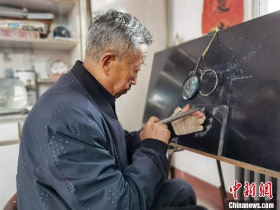 圖為陶世清在創(chuàng)作中?！钅?攝