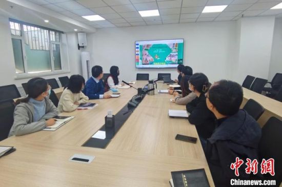 圖為甘肅教育出版社《寫給青少年的敦煌故事》叢書項(xiàng)目組，探討圖書封面設(shè)計(jì)?！￠Z姣 攝