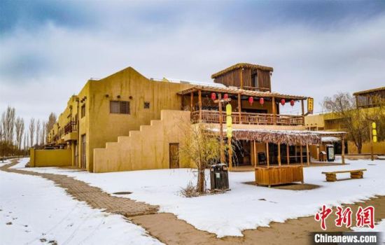 雪落敦煌月牙泉小鎮(zhèn)?！⊥醣筱y 攝