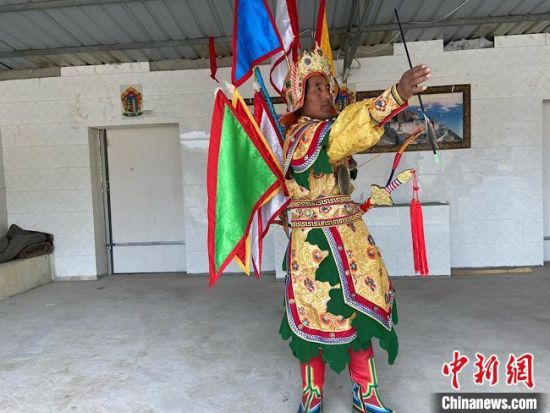 圖為完代才讓在外木村戲臺出演?！∷巫雨?攝