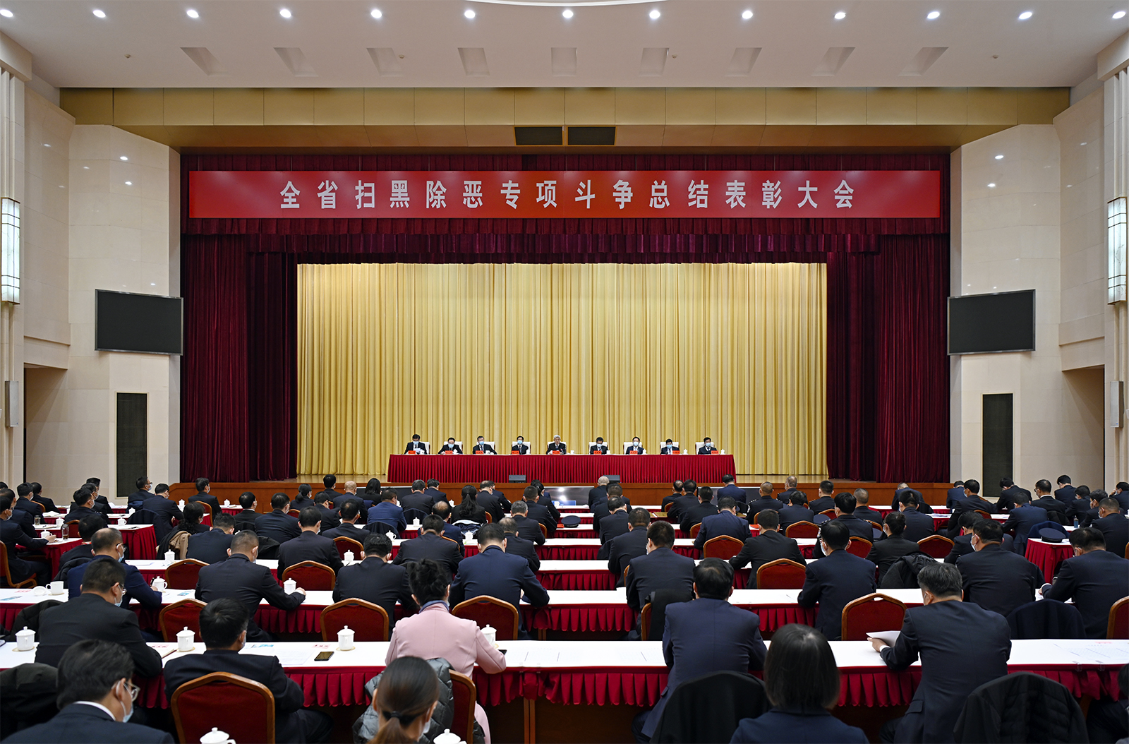 【快訊】甘肅省掃黑除惡專項(xiàng)斗爭總結(jié)表彰大會(huì)在蘭舉行 尹弘講話 任振鶴主持