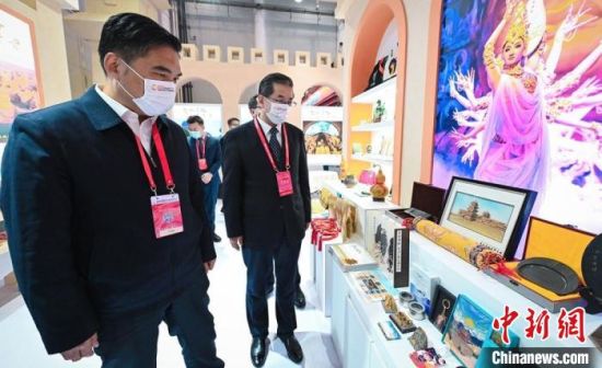 圖為甘肅省副省長孫雪濤(左)與甘肅省文化和旅游廳廳長陳衛(wèi)中(右)一同參觀“甘肅館”。　甘肅省文化和旅游廳供圖