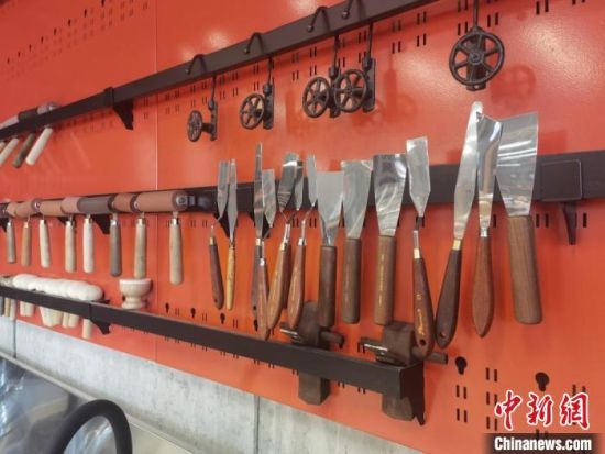 圖為徐晉林制作雕版敦煌壁畫所用工具?！￠Z姣 攝