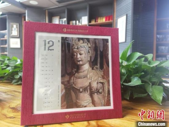 圖為徐晉林制作的敦煌題材的手工書《走進(jìn)沙漠敦煌——莫高窟與藏書票藝術(shù)》，深受讀者喜愛。　閆姣 攝