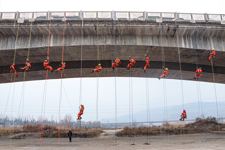 硬核！甘肅天水森林消防員百米高空練技能
