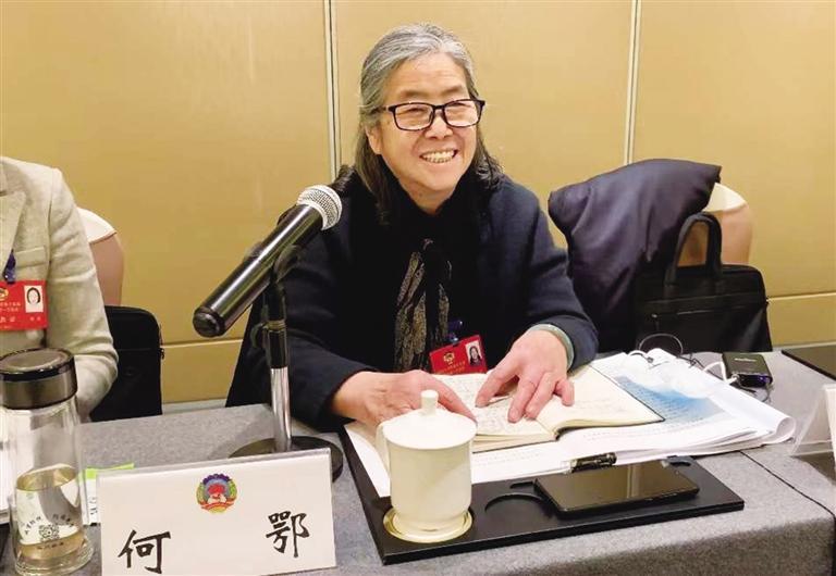 【委員風(fēng)采】“明星委員”何鄂的三個“幸?！?>
        </a><em>【委員風(fēng)采】“明星委員”何鄂的三個“幸?！?/em></li>
    <li><a  target=