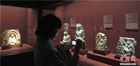 2018年8月，《平山郁夫的絲路世界——平山郁夫絲綢之路美術(shù)館文物展》在甘肅敦煌莫高窟開展。中新社記者 楊艷敏 攝