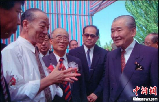 1994年8月，時任日本首相竹下登(右一)與時任敦煌研究院院長段文杰在莫高窟親切交談。中新社發(fā) 婁婕 供圖