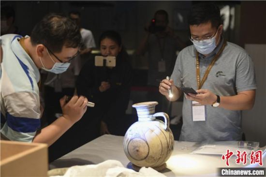 2020年6月，在長沙博物館舉行“從地中海到中國：絲路寶藏——平山郁夫絲綢之路美術(shù)館藏文物展”前，專家開箱鑒定文物。中新社記者 楊華峰 攝