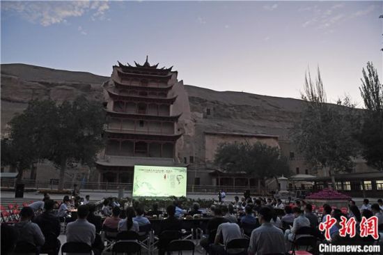 2018年8月，在敦煌莫高窟標(biāo)志性建筑“九層樓”前，《回顧平山郁夫先生的貢獻》座談會舉行。來自中日兩國的專家、學(xué)者共同懷念這位情系敦煌數(shù)十載的繪畫巨匠、中日友好的文化使者、世界文化遺產(chǎn)的守護者。中新社記者 楊艷敏 攝