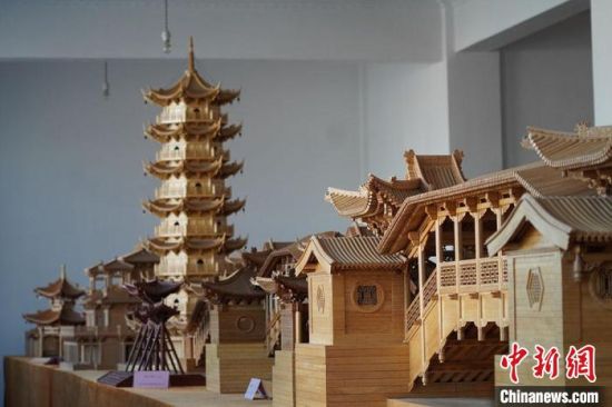 圖為古建筑模型制作技藝傳習(xí)所展廳內(nèi)的微縮古建筑作品。　九美旦增 　攝