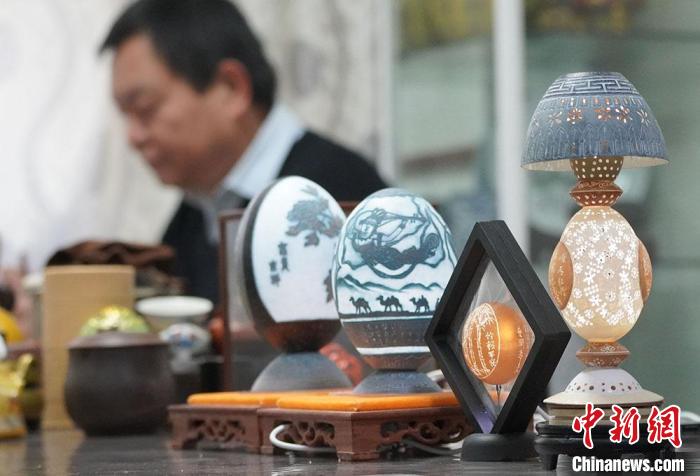 圖為吳義澤完成的蛋雕作品?！【琶赖ぴ?攝