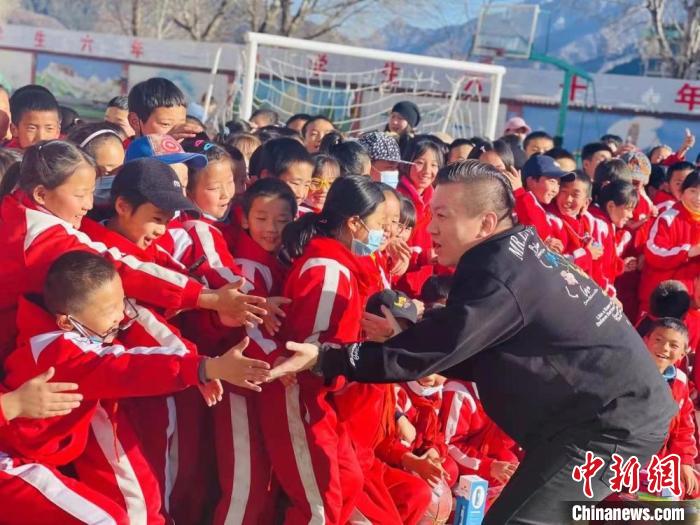 1月初，第五屆“街舞進藏鄉(xiāng)”公益助學活動在甘肅甘南結(jié)束，旨在讓藏族學子感受到街舞魅力?！￡惿菩?攝