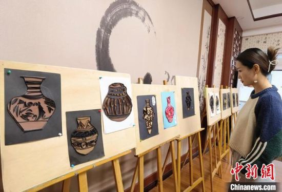 圖為學(xué)生用衍紙材料制作的彩陶紋飾?！⒂裉?攝