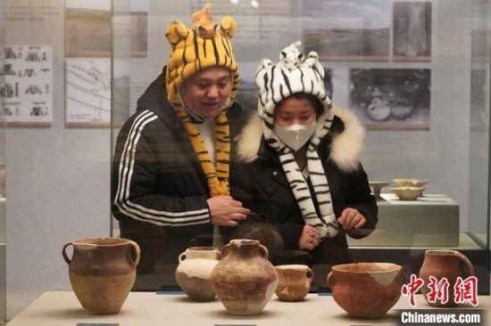 圖為市民戴虎頭帽在博物館內(nèi)參觀。九美旦增 攝