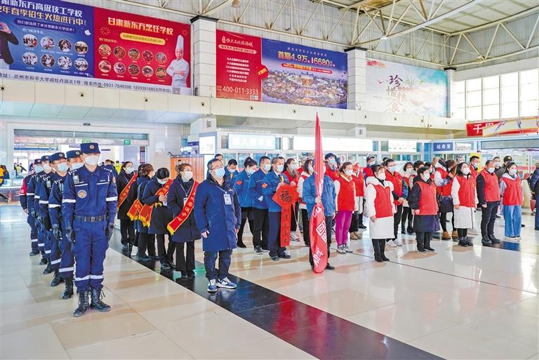 蘭州青年志愿者 展開春運(yùn)“暖冬行動”