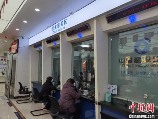 圖為蘭州市民在銀行兌換新鈔?！⌒煅?攝