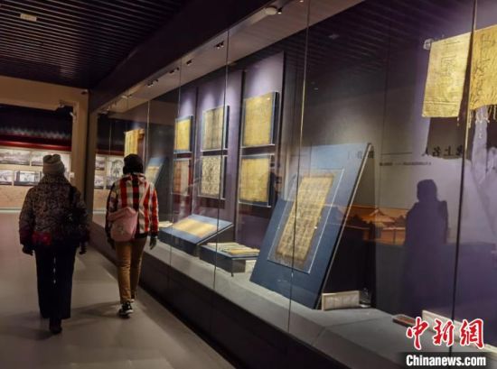 圖為蘭州市民參觀博物館展品?！⌒煅?攝