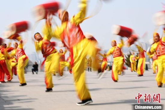 2019年2月19日，演員在黃河岸邊的蘭州水車博覽園內(nèi)進行太平鼓表演，歡慶元宵佳節(jié)。(資料圖) 　楊艷敏 攝