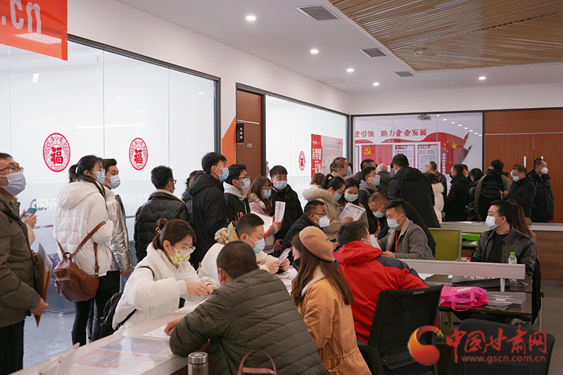 【甘快看】百家企業(yè)現場攬才  招聘就業(yè)供需兩旺