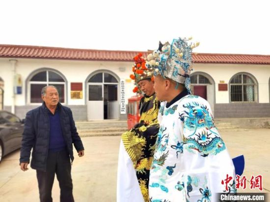 圖為69歲的“苦水高高蹺”國(guó)家級(jí)傳承人巨海全(左一)，叮囑徒弟們高高蹺練習(xí)技巧要領(lǐng)?！￠Z姣 攝