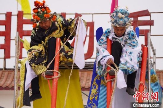 圖為“苦水高高蹺”表演者通過麻繩將腳固定在腳踏板，并在腿部纏繞六七圈。　九美旦增 攝