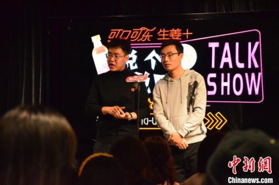 圖為脫口秀演員搭檔表演?！钅?攝