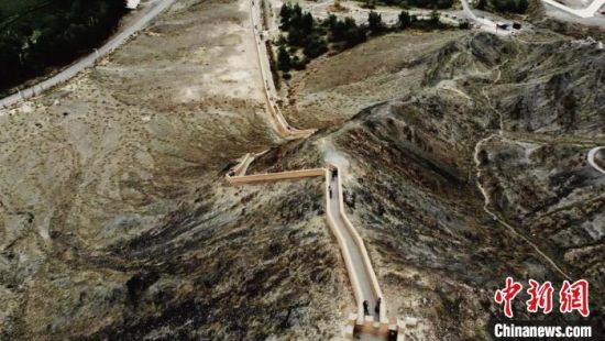 圖為甘肅嘉峪關(guān)懸臂長(zhǎng)城吸引游客打卡 。(資料圖) 李亞龍 攝