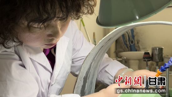 夜光杯制作學(xué)徒謝小琴坦言，雖工作枯燥，但是能夠掌握國家級非遺技藝是很自豪的。王牧雨 攝