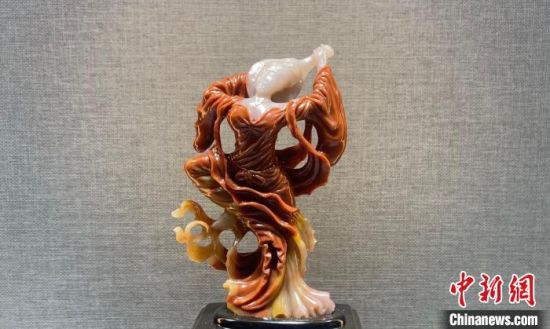 圖為翩然起舞的飛天玉雕?！「攥?攝