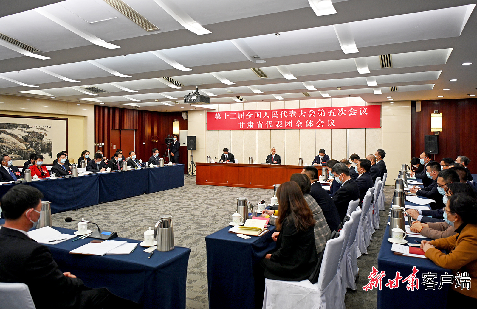 甘肅代表團(tuán)舉行全體會議，尹弘主持并講話