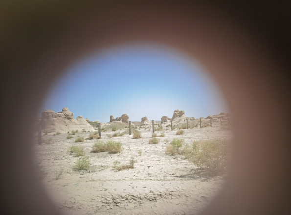 插圖2：透過河西走廊遺存的古陶片孔洞所見。攝影：陳曉斌。拍攝日期：2020年6月。