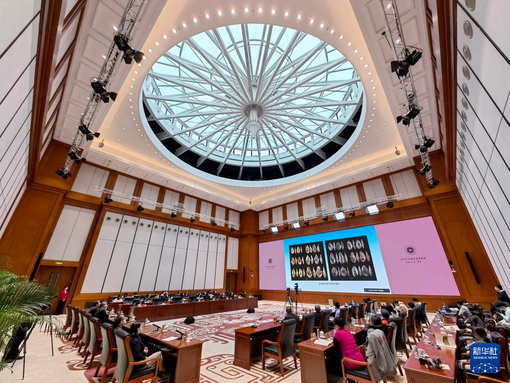 3月18日，“中國(guó)社會(huì)科學(xué)院考古學(xué)論壇·2021年中國(guó)考古新發(fā)現(xiàn)”進(jìn)行入選項(xiàng)目報(bào)告環(huán)節(jié)（手機(jī)照片）。