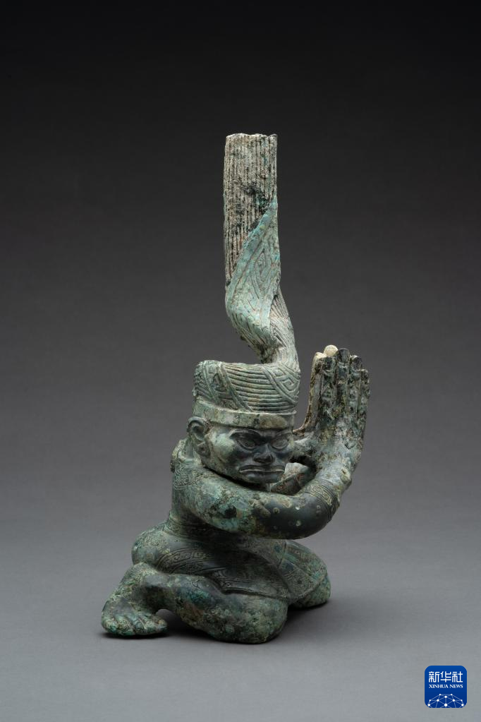 四川廣漢市三星堆商代遺址四號(hào)坑出土扭頭跪坐銅人像（資料圖）。