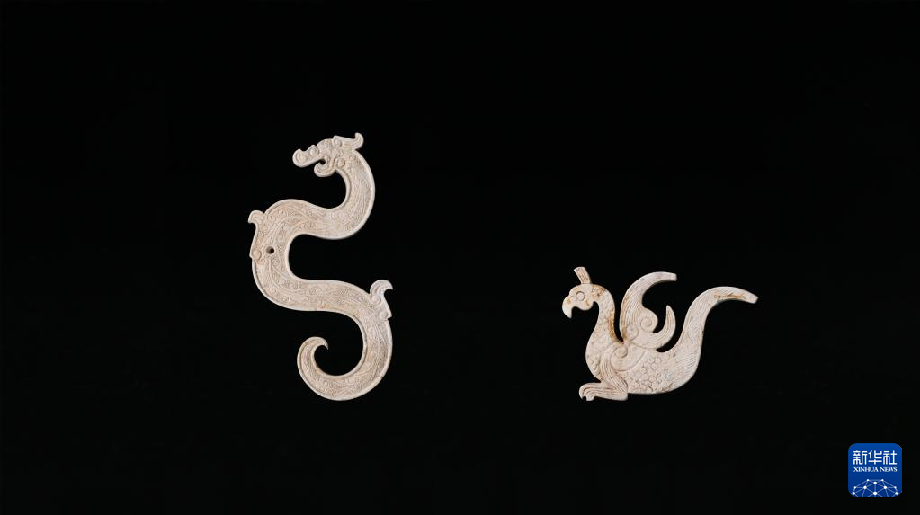 江西樟樹(shù)市國(guó)字山戰(zhàn)國(guó)墓葬出土玉龍、玉鳳（資料圖）。