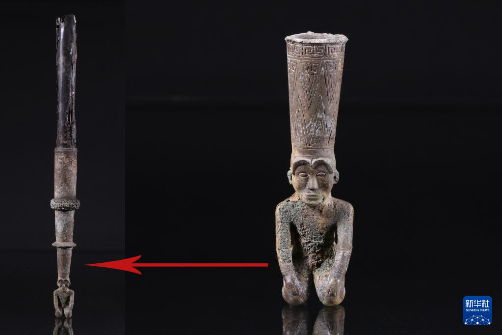 江西樟樹(shù)市國(guó)字山戰(zhàn)國(guó)墓葬出土銅跽坐人鐓（資料圖）。