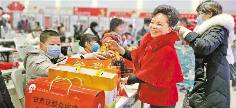 身殘志堅(jiān)的郭淑芳與愛(ài)同行37年 點(diǎn)一盞燈，照亮別人也照亮自己