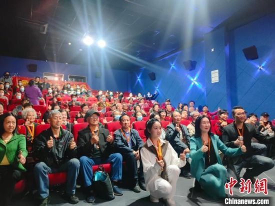 《浴血誓言》主創(chuàng)團(tuán)隊(duì)與到場的紅軍后代合影。　陳選斌 攝