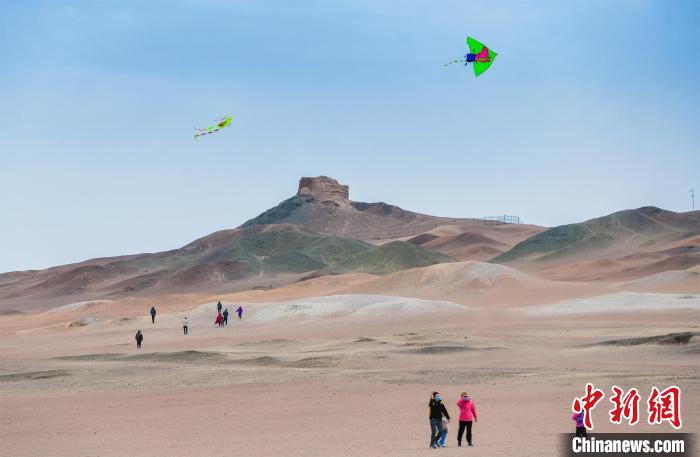 圖為市民正在陽(yáng)關(guān)景區(qū)放風(fēng)箏?！⊥醣筱y 攝