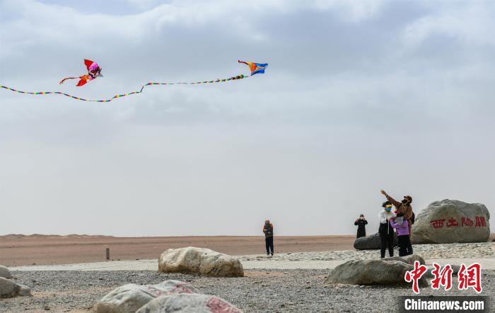 圖為市民正在陽(yáng)關(guān)景區(qū)放風(fēng)箏?！⊥醣筱y 攝