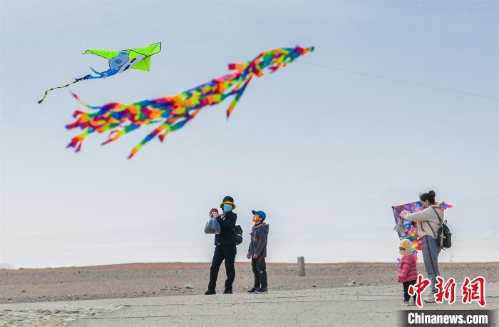 圖為孩童在父母的陪伴下放風(fēng)箏?！⊥醣筱y 攝