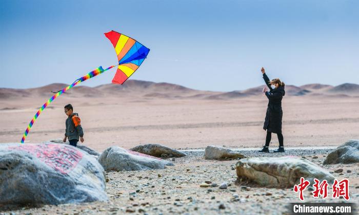 圖為市民正在陽(yáng)關(guān)景區(qū)放風(fēng)箏?！⊥醣筱y 攝