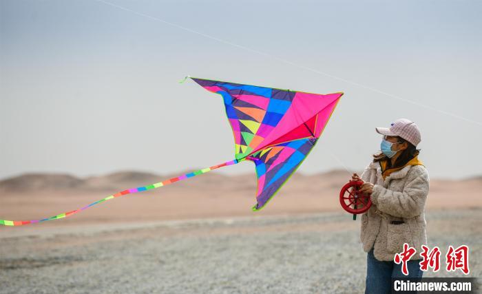 圖為市民正在陽(yáng)關(guān)景區(qū)放風(fēng)箏。　王斌銀 攝