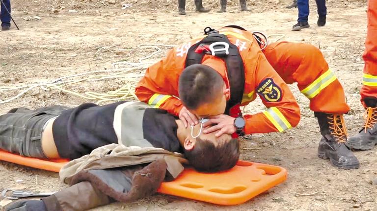 天水：消防員人工呼吸救回中毒農(nóng)民工 我們?yōu)槟泓c(diǎn)贊！