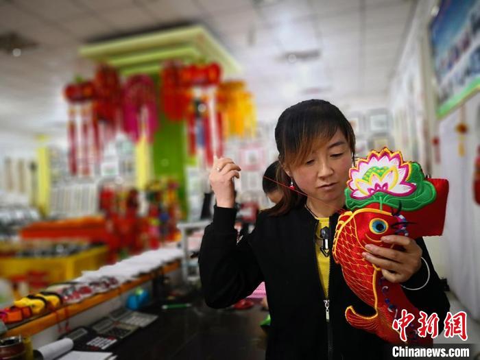 圖為“非遺”產(chǎn)品展示。(資料圖) 魏建軍 攝