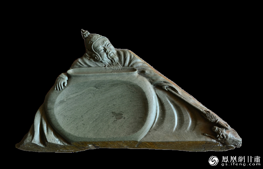 《醉臥沙場君莫笑》硯使王翰《涼州詞》中“醉臥沙場君莫笑，古來征戰(zhàn)幾人回？”的意境躍然硯臺之上。資料圖